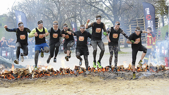 zuletzt vor dem Ziel der Fire Jump (©Foto: Ingrid Grossmann)